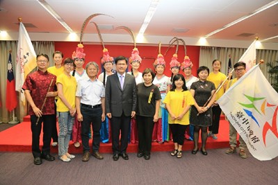 中華東方人體文化推廣協會應邀前往西班牙表演 市長授市旗祝福