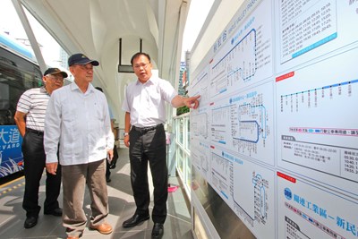 林副市長巡視優化公車設施        盼上路後做到零缺點
