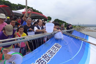 千人魚苗放流今登場       活絡海洋資源