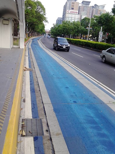 維護優化公車專用道及站體清潔 環保局夜間加班清理車道油污