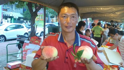 網購宅配冠軍周永藩行銷水蜜桃      市場遍及全台各地