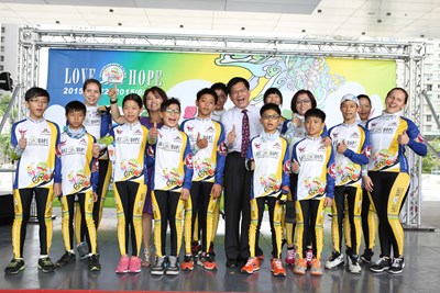 弱勢學童騎單車環台獻愛台灣 林市長祝福一路平安、滿載而歸