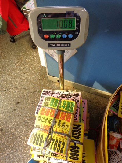 拆除違規廣告物「撕『桿』淨」環保局禮券兌換完畢 以等值宣導品替代