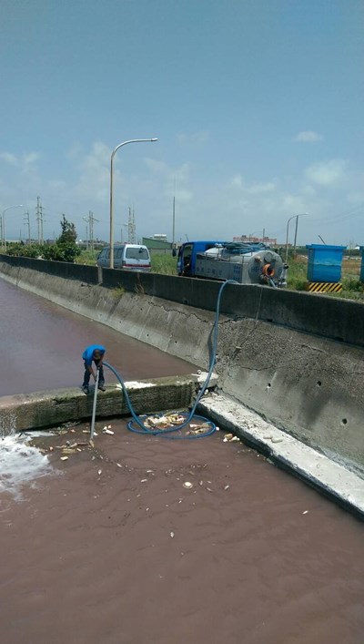 大甲四好溪水質呈紅色  環保局查獲幼獅工業區排紅廢水