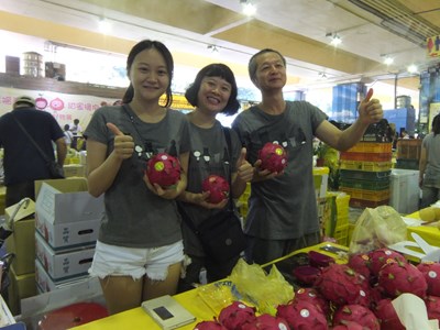 台中當季好物展      賴玉郎紅龍果熱銷       賺健康、賺快樂