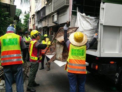 占用巷道堆置廢棄物  環保局強制清除維護環境衛生