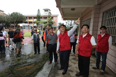 林市長勘查風災受損的海墘國小       要求教育局開學前修復完成