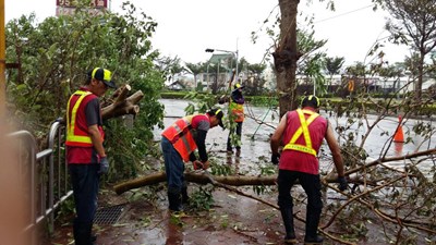 中市府動員清潔人員清理市容工作      各局處合作加快效率