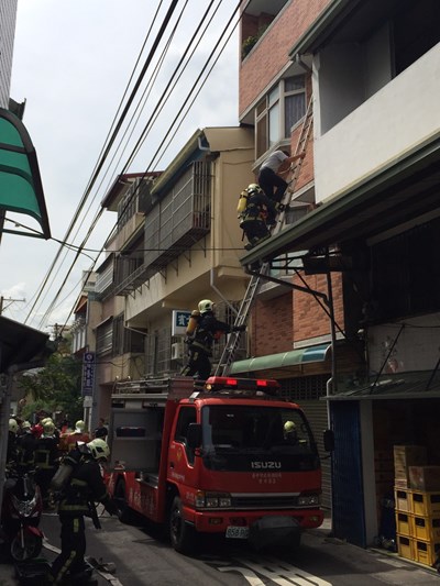加強狹小巷道人命搶救 消防局辦理演練