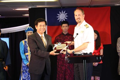 全球最大書船望道號 即日起至24日台中港開放參觀