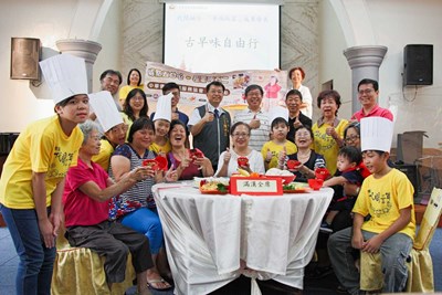 社區照顧關懷據點代間技藝傳承 阿孫總鋪師溫馨奉菜