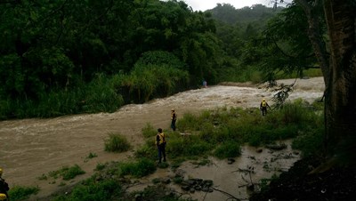 太平午後暴雨 男女受困溪畔 獲救後自行返家