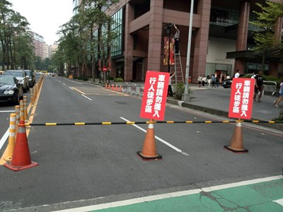 百貨周邊假日易塞車路段   市府管制新措施奏效   改善回堵問題