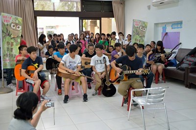 行動付出與關懷 80名青少年送愛至老人養護中心