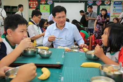 營養午餐加碼5元政策上路    林市長與師生共進午餐