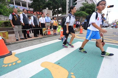 中市推出全國首創綠斑馬 打造學童及行人安全通行環境