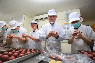 連續10年為身障朋友站台 林市長伉儷做月餅並邀民眾踴躍認購做公益