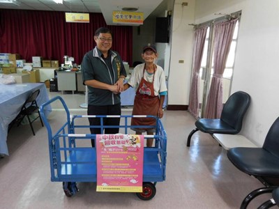 回收送暖關懷弱勢 中區區長黃至民致贈手推車給低收入戶廖阿伯