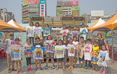 彩繪T-shirt畫舊城創意登場 即日起至9/25火車站前展示