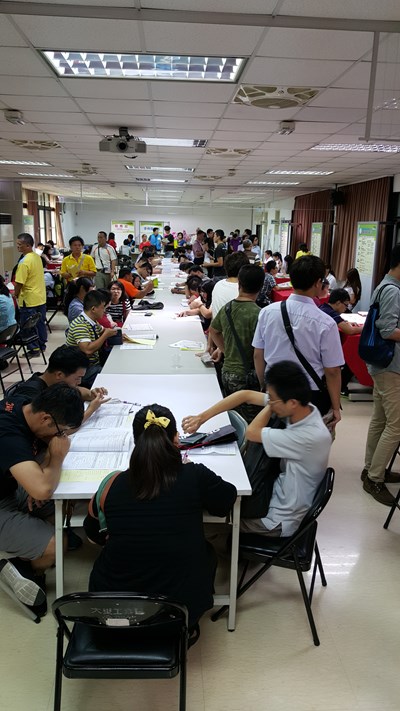 市府巡迴聯合徵才大里工業區場 在地青年占多數 初步媒合96人