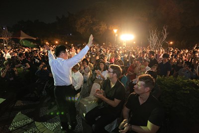 光影藝術節首日 觀眾擠爆湖心亭