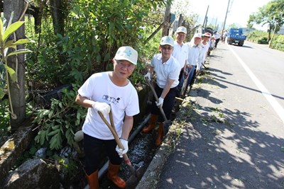 打通白冷圳水路 文化局長與民眾共清淤 白冷圳文化節也將登場