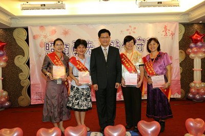 104年社政類照顧服務績優人員表揚  林市長頒獎表揚貢獻