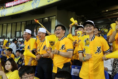 職棒總冠軍第4戰洲際登場 林市長開球率首長觀賽祝兄弟力奪3勝