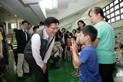 慎防流感群聚傳播 醫院團隊走入校園接種 家長安心免奔波