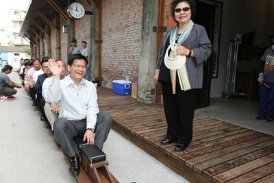 存舊歷新保留城市記憶並賦予新生命 林市長參訪高雄駁二特區