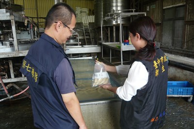 稽查中市內麵腸製造廠 衛生局查獲業者違規使用過氧化氫要求當場銷毀