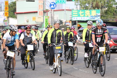 零K台灣鐵馬逍遙遊三線齊發 林市長與3千車友后里馬場會師