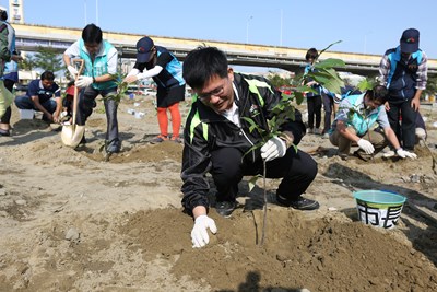 8年種100萬棵樹 林市長參與植樹 盼攜手市民共造花園城市