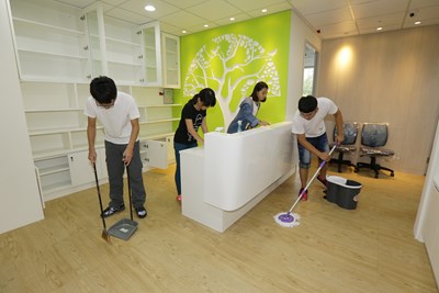 中部地區燒燙傷重建中心即將入新厝 青年志工熱血清掃新家園