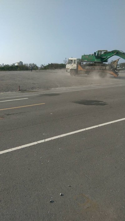 清水海濱段土地遭堆事業廢棄物並出現揚塵 環保局依法開罰
