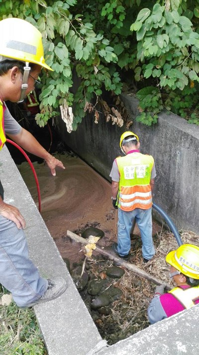 豐原區北坑巷溝渠及旱溪遭偷倒廢棄糖蜜 市府將業者送辦並求償水質改善費用