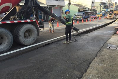 海線重型卡車密集行經地區道路耗損大 建設局優先改善龍井中央路三段路平 並重劃學區人行標線保護學童通行安全