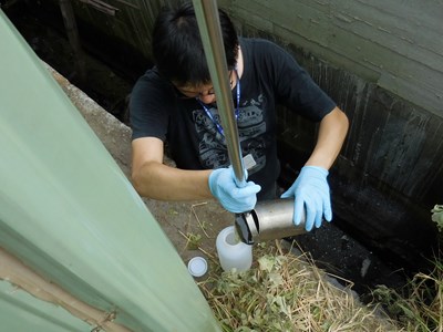 市府跨夜查獲大里區頂厝路灌溉渠道強酸廢液汙染源 將嚴懲業者並求償緊急處置費用