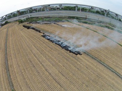 稻草賣擱燒啊！市府蒐證開罰並推廣稻草掩埋補助