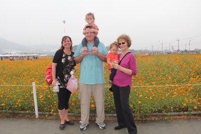 世界棒球12強賽外籍球員及裁判參訪國際花毯節   露出讚嘆與喜悅神情