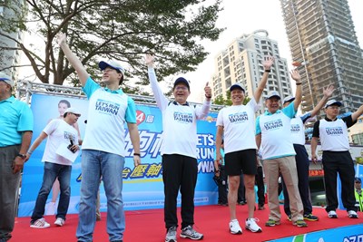 舒跑杯3萬人熱血起跑 林市長與運動大使郭書瑤為眾人加油打氣