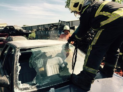 消防局第六大隊車禍車輛破壞訓練 提升車禍救災能量