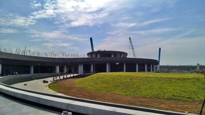 保育高美濕地生態 闢建場館及停車場疏導人車潮