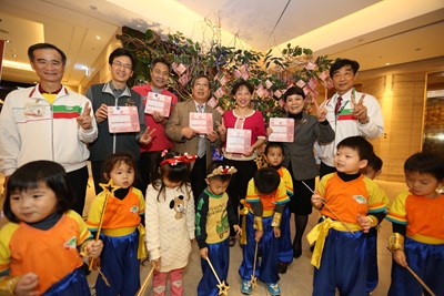 點燃金典天使樹      市長夫人盼每人都當「提燈天使」