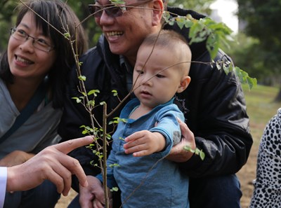 種樹當生日禮物 1歲小孩種下人生第1棵樹