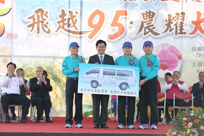 米食文化活動做愛心捐復康巴士  林市長讚大里農會是模範農會