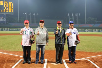 亞洲冬季棒球聯盟開打     林市長擔任打者為比賽開球