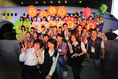 中市府攜手華信航空打造彩繪飛機 明日啟航宣傳世界花博