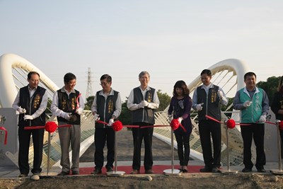 烏日柳康橋啟用 獨特鋼拱特殊造型 一覽旱溪風光