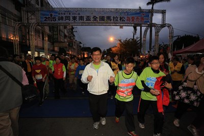 神岡東南盃全國馬拉松逾4000民眾為愛而跑 收入捐低收戶